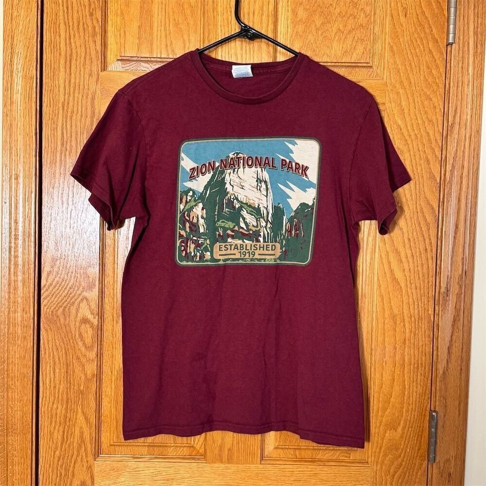 Zion National Park Men's T-Shirt Red Graphic Print Short Sleeve Size M